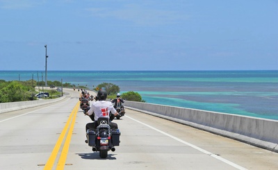 Motorcykler over Overseas Highway i Florida - USA