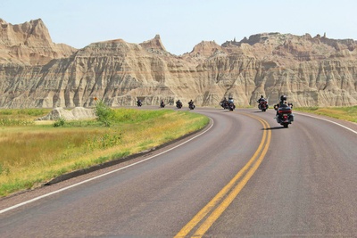 Motorcyklister på vej gennem Badlands Nationalpark, South Dakota i ISA