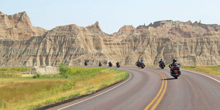 Motorcyklister på vej gennem Badlands Nationalpark, South Dakota i ISA