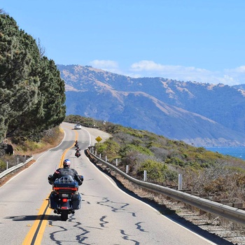På motorcykel langs kysten på Highway 1, Californien i USA