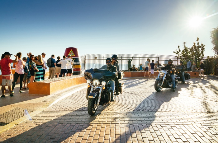 Motorvyklister ved Southernmost Point, Key West i USA