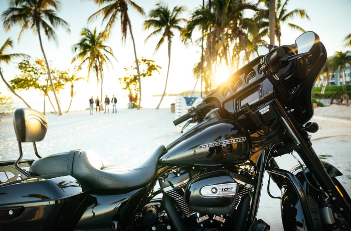 Harley på strand i Key West, Florida i USA