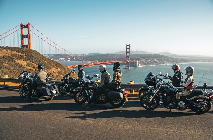 Motorcyklister ved udsigtspunkt til Golden Gate Bridge, San Francisco i Californien - USA