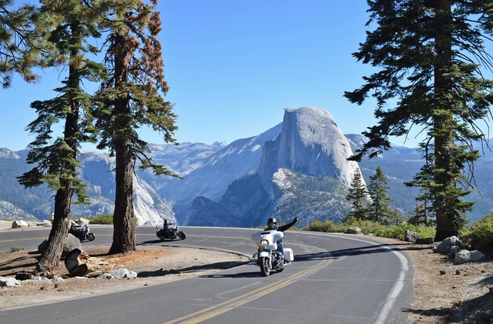 På motorcykel gennem Yosemite Nationalpark, Californien i USA