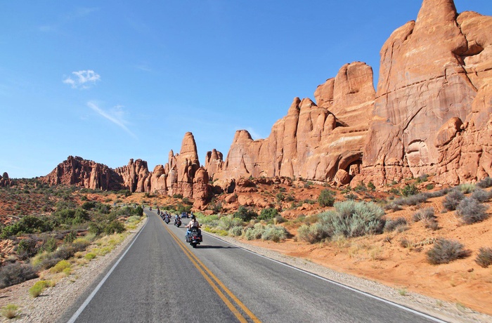 På motorcykel gennem Arches National Park, Utah i USA