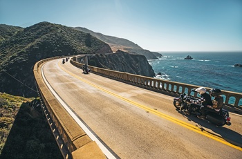 Motorcyklister via Highway 1 på Bixby Creek Bridge på Big Sur kysten, Californien i USA