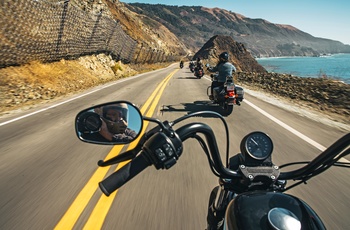 Motorcyklister via Highway 1 langs Stillehavskysten, Californien i USA