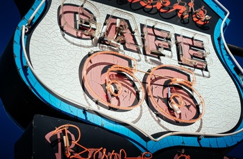 Klassisk neon cafe skilt langs Route 66, USA