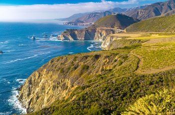 Highway 1 langs Big Sur kysten med Bixby Creek Bridge, Californien i USA