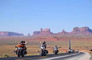 På motorcykel gennem Monument Valley, Arizona i USA