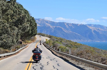 På motorcykel langs kysten på Highway 1, Californien i USA