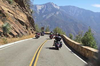 På motorcykel gennem Yosemite Nationalpark, Californien i USA