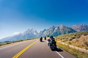 Motorcyklister gennem Rocky Mountains, Wyoming i USA