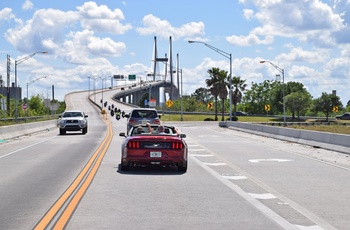 På vej gennem Charleston og over Ravenel Bridge, South Carolina i USA