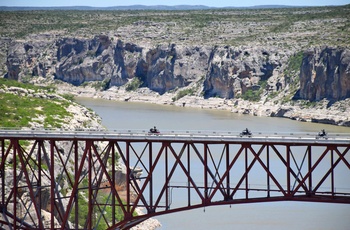 Motorcyklister på Pecos Bridge over kløften, Texas i USA