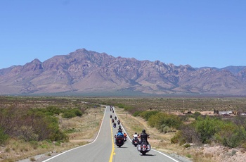 På motorcykel gennem ørkenlandskab i Texas, USA