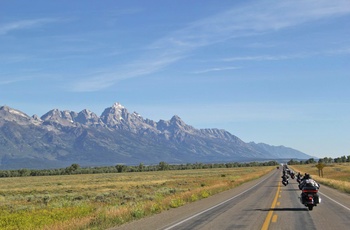 Motorcyklister gennem Yellowstone, Wyoming i USA